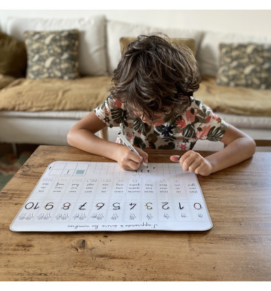 pädagogisches Magnetspiel, um das Schreiben von Zahlen zu lernen