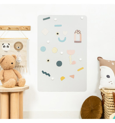 Grau-beige Wand-Magnettafel und Magnetspiel in einem Kinderzimmer - Ferflex