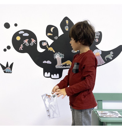 Magnettafel Dinosaurier für Kinder - Wird an einer Zimmerwand positioniert.